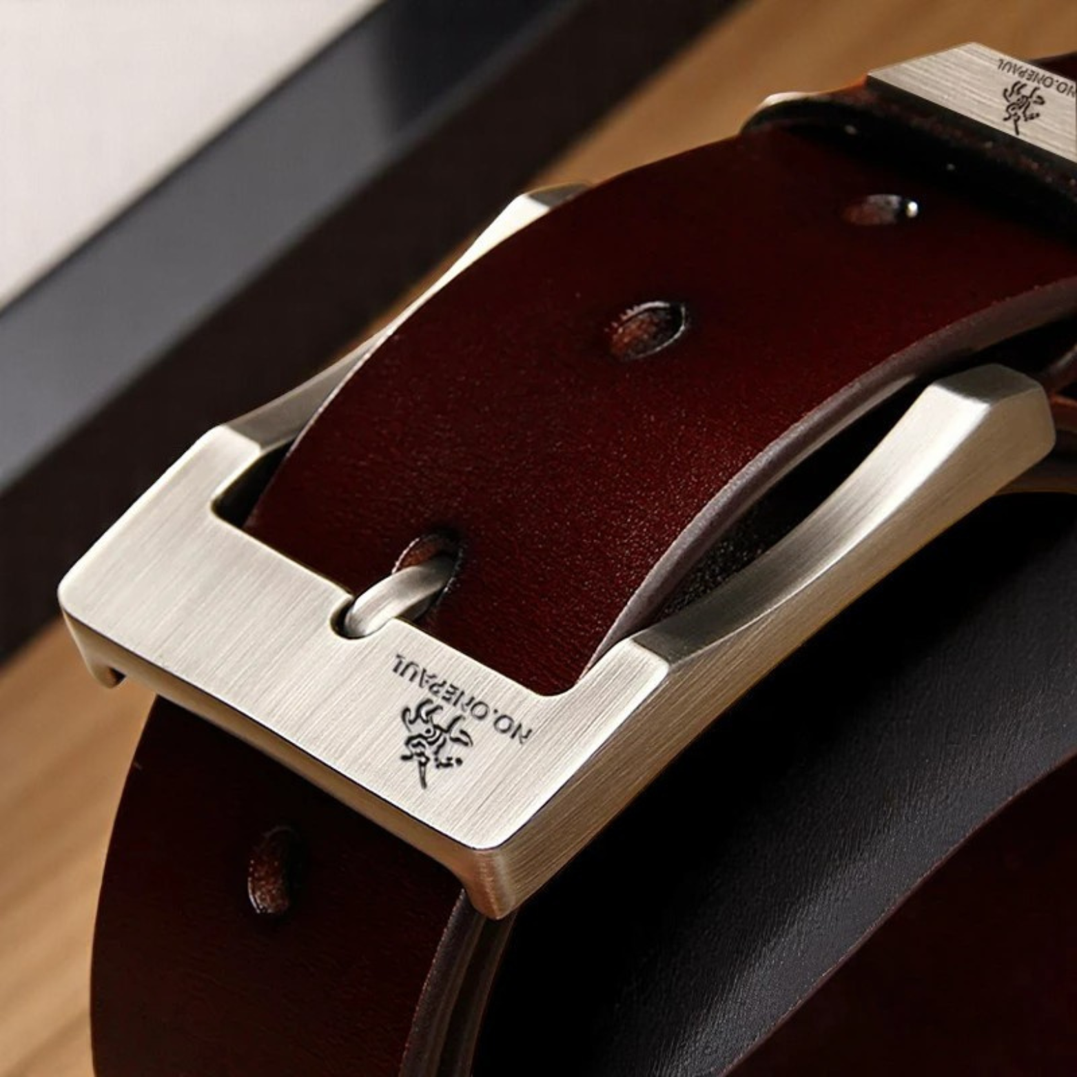 Men’s Synthetic Leather Belt Buckle Detail – The Crew