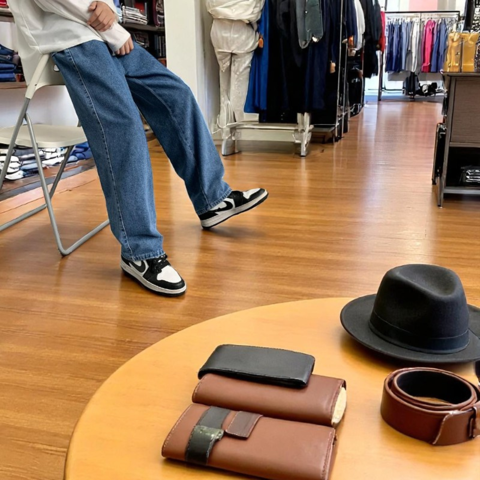 Men baggy jeans streetwear walking style – The Crew