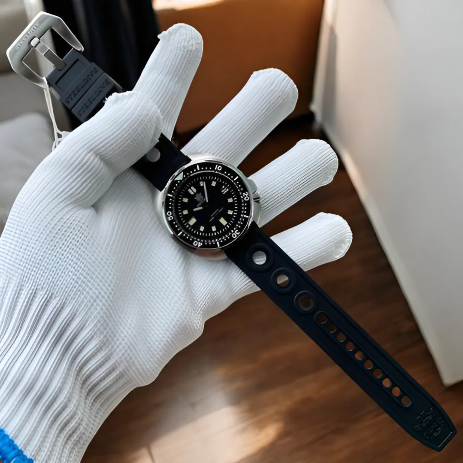 STEELDIVE SD1970 Screw Down Crown Close Up – The Crew