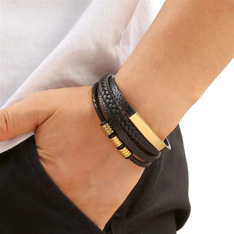 Men wearing braided leather bracelet casual look – The Crew